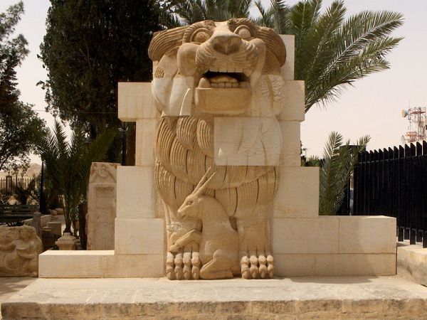 Lion_in_the_garden_of_Palmyra_Archeological_Museum,_2010-04-21